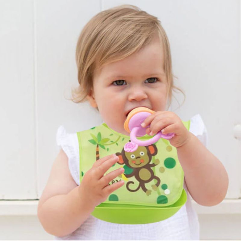 enfant avec sa grignoteuse et Bavoir bebe Ajustable et lavable