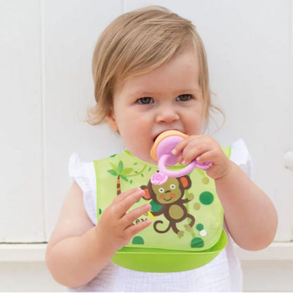 enfant avec sa grignoteuse et Bavoir bebe Ajustable et lavable