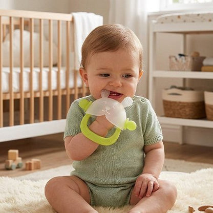 enfant machouille son anneau de dentition bébé