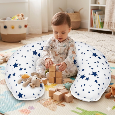 enfant qui joue assie entre Coussin d'Allaitement