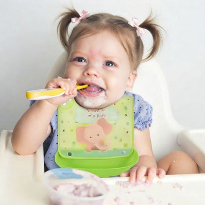 enfant qui mange avec bavoir bébé ajustable et lavable