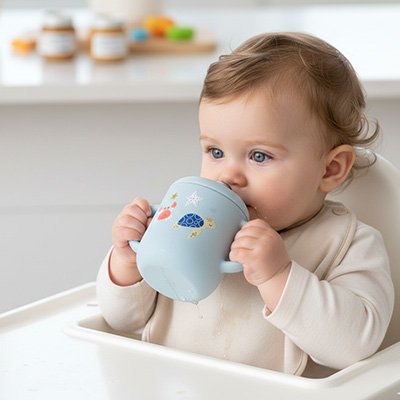 Gobelet bebe bleu qui boit