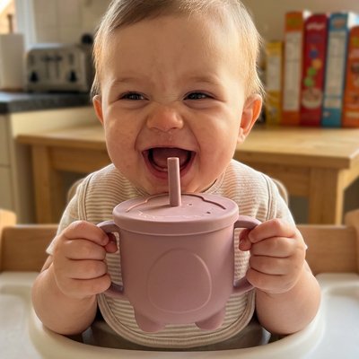 Gobelet bebe enfant qui rit avec son verre rose