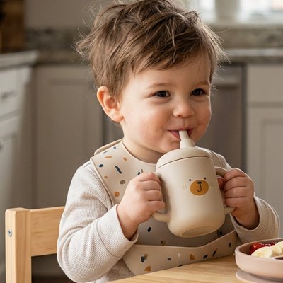 Gobelet bebe  enfant sourit a sa maman