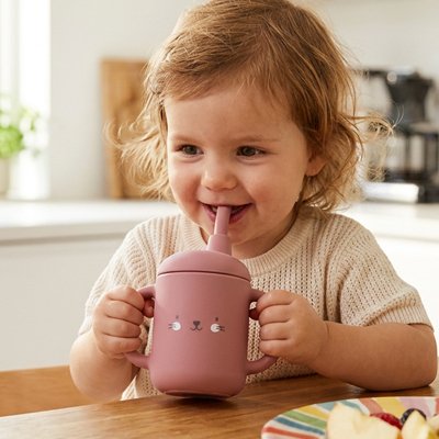 Gobelet bebe enfant sourit a sa mere