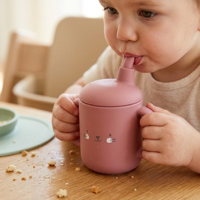 Gobelet bebe petit garcon avec son verre rose