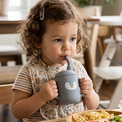 Gobelet bebe petite fille avec son verre gris