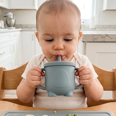 Gobelet bebe qui boit dans son verre bleu