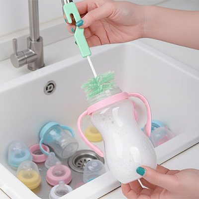 Goupillon biberon maman tient biberon et brosse