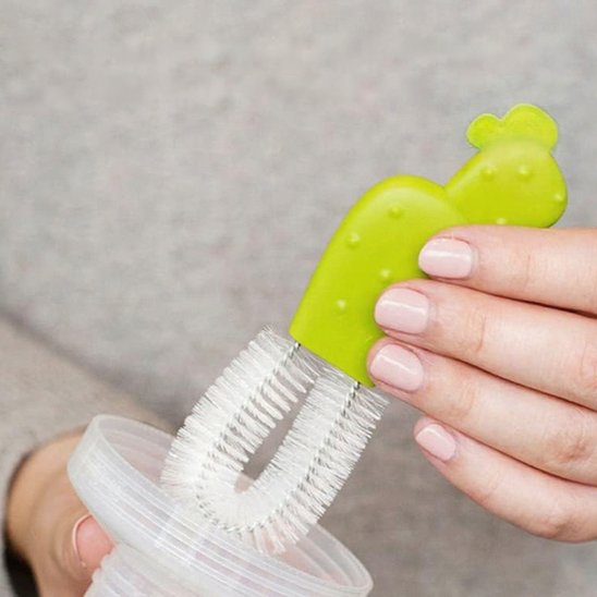 Goupillon biberon ultraclean maman tient brosse