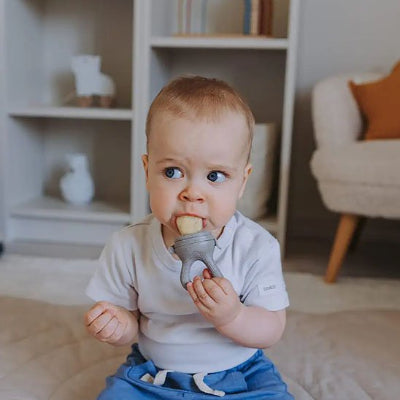 Grignoteuse bébé assit sur tapis sallon