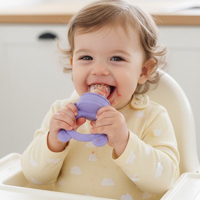 Grignoteuse bebe avec dans sa chaise