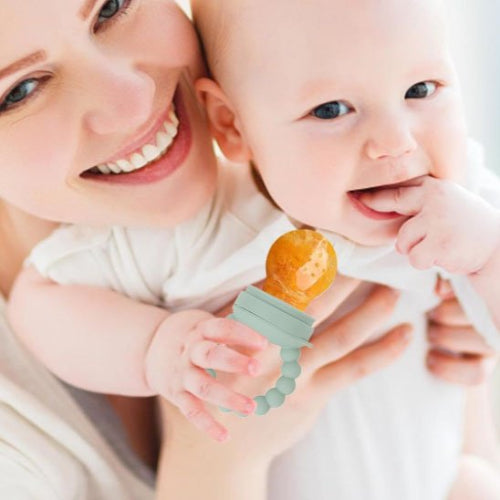 Grignoteuse bebe bleu dans main bebe