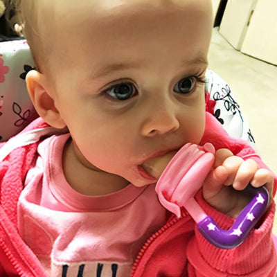 Grignoteuse bebe dans bouche de enfant