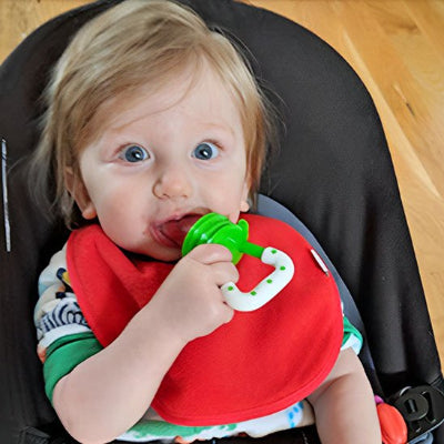 Grignoteuse bebe dans sa poussette