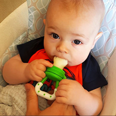 Grignoteuse bebe dans son berceau