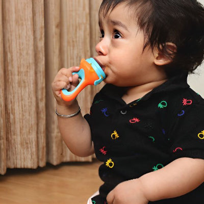 Grignoteuse bébé enfant qui a dans sa bouche