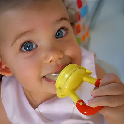 Grignoteuse bebe enfant qui goute au saveur