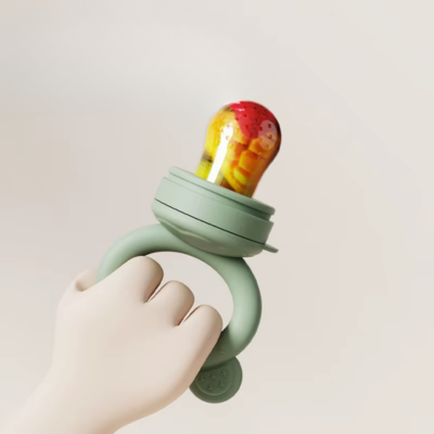 grignoteuse bébé enfant tient dans sa main