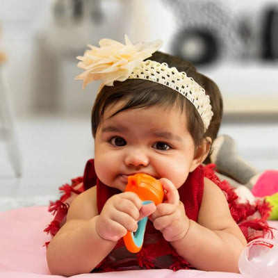 Grignoteuse bébé qui suce sa tetine