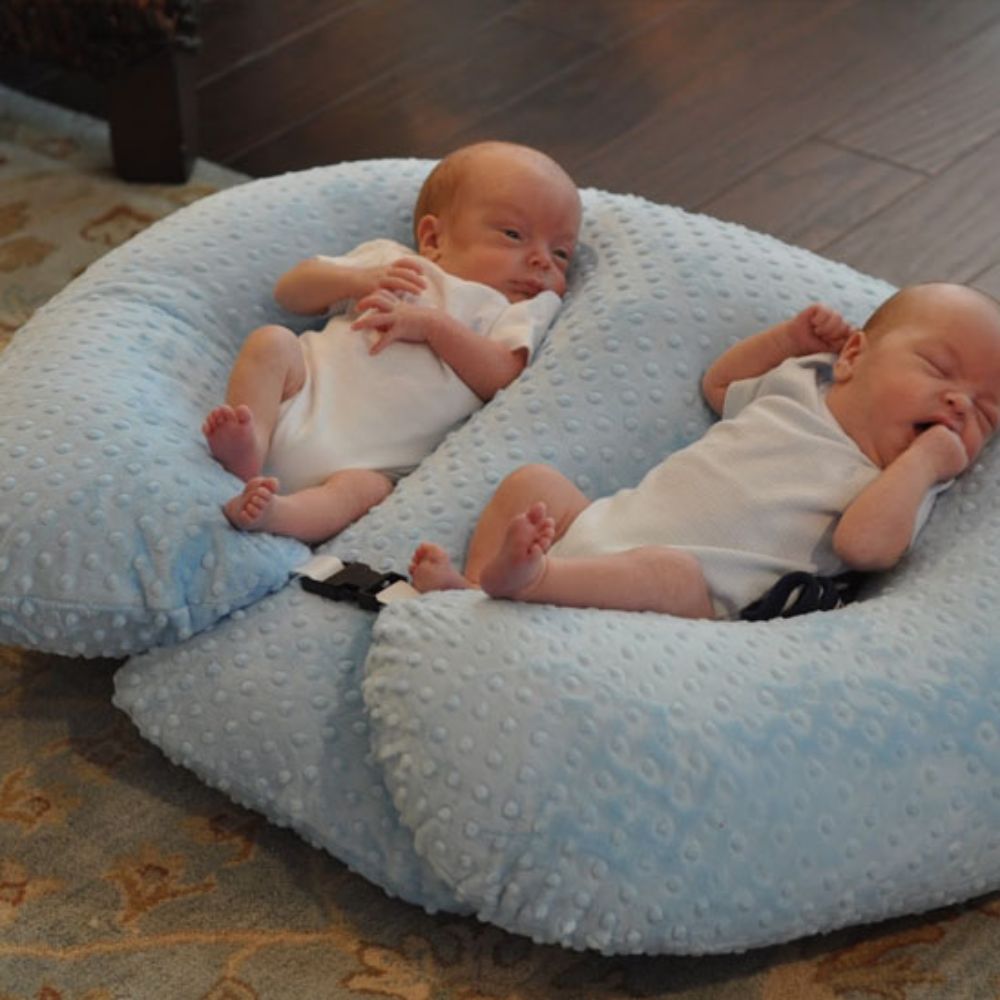 jumeaux qui dors sur le Coussin allaitement bleu