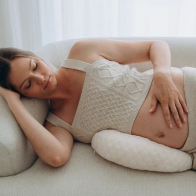 maman allonger en repos avec coussin grossesse