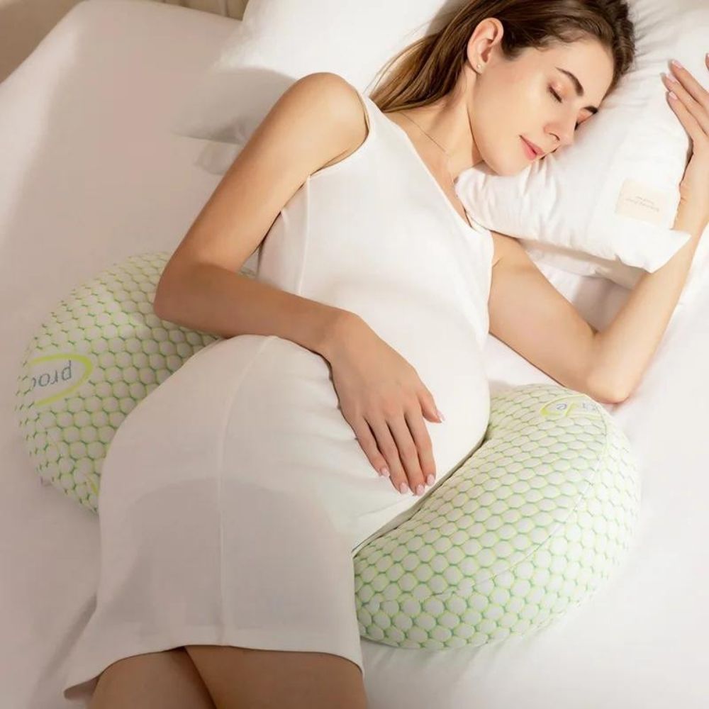 maman allonger sereine avec son coussin grossesse 