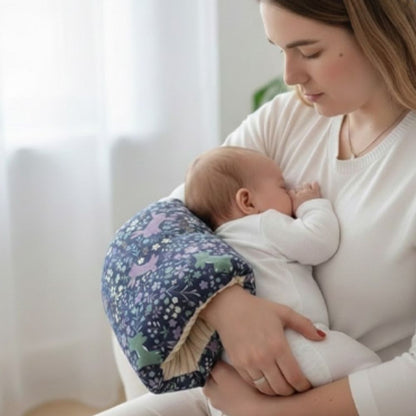 maman fait dormir bebe avec son Coussin d'allaitement  au bras
