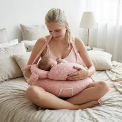 maman assise dans son lit avec Coussin d'allaitement