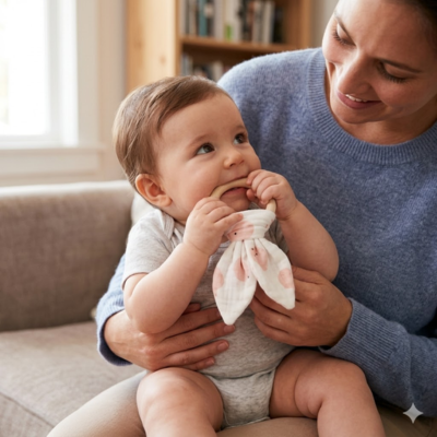 maman bebe assise salon avec anneau de dentition bois