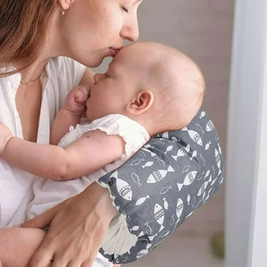 maman caline son bebe qui dors sur son coussin d'allaitement