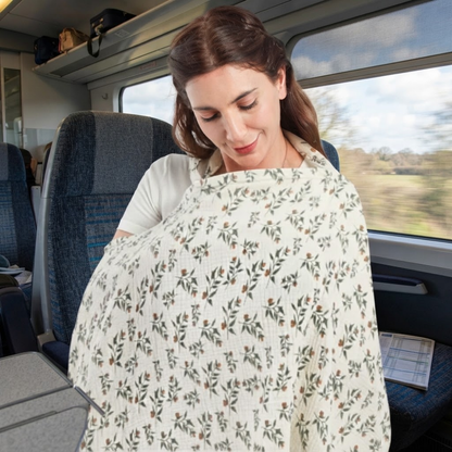 maman couvre bebe avec Cape d'allaitementau train