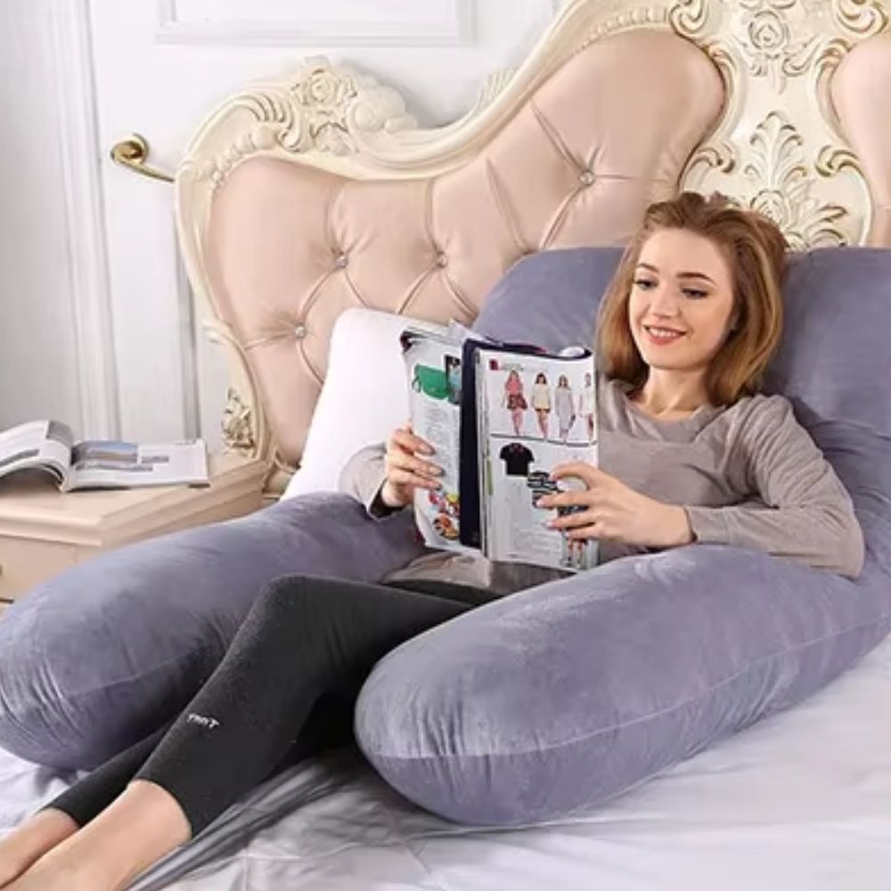 maman detendu avec un livre dans son Coussin de grossesse 