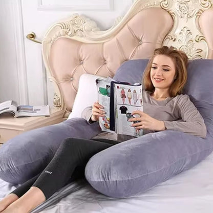 maman detendu avec un livre dans son Coussin de grossesse 