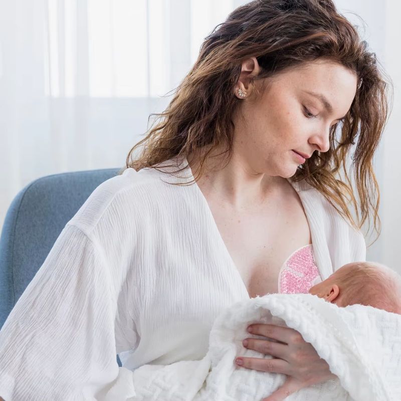 Coussinet d'allaitement maman donne le sein
