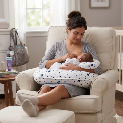 maman donne sein bebe assis fauteuil ave Coussin d'Allaitement