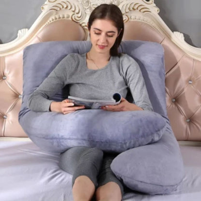 maman fait la lecture sereine avec on Coussin de grossesse 