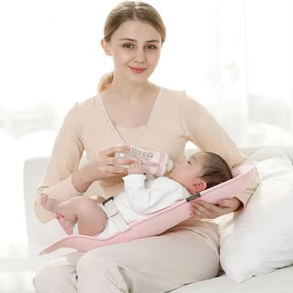 maman nourris son bebe dans le Coussin allaitement rose