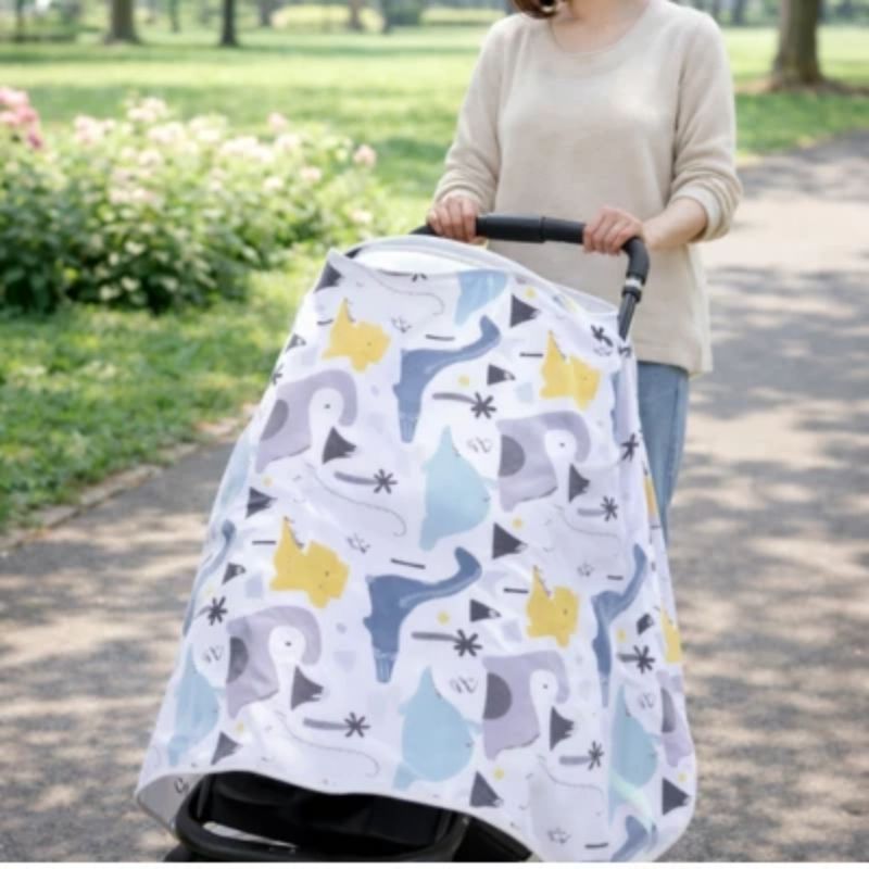 maman promene bebe en poussette  avec cape  d'allaitement