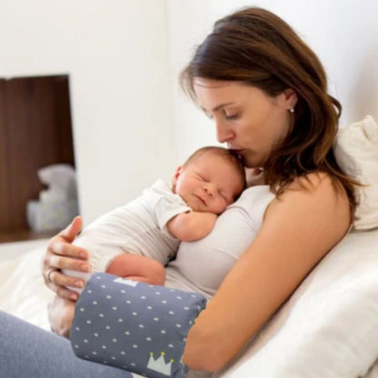 maman sereine sur son lit avec Coussin allaitement et bebe