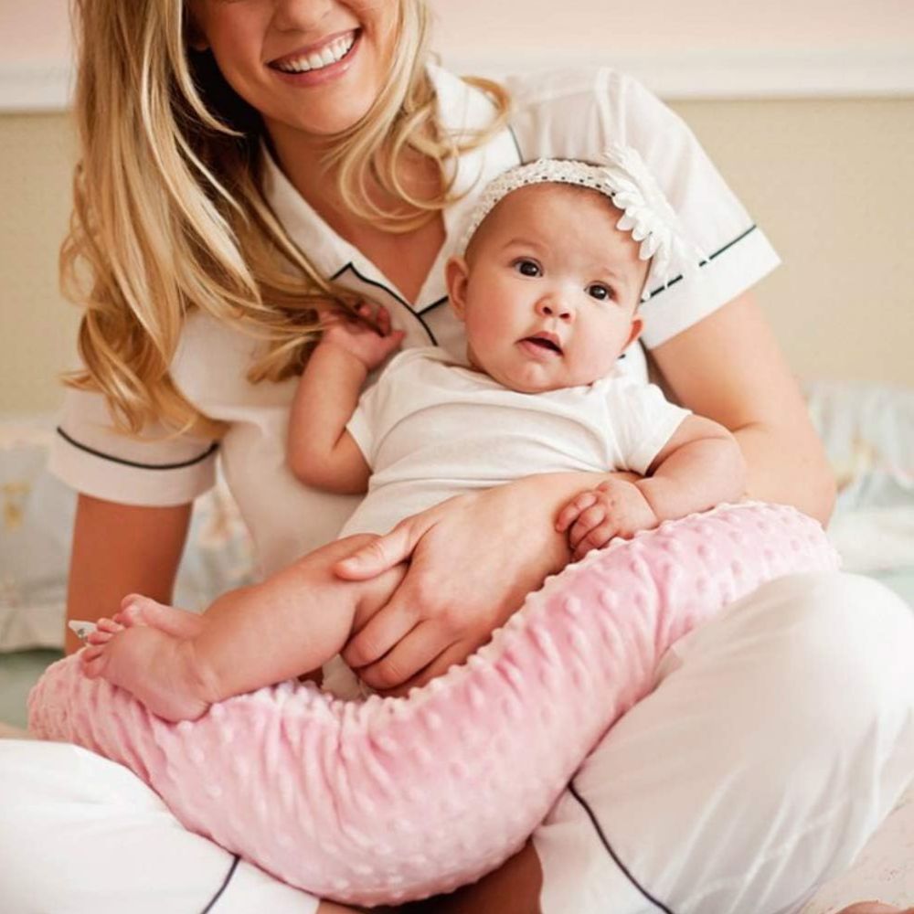 maman avec son bebe sur le Coussin d'allaitement  rose sereine