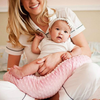 maman avec son bebe sur le Coussin d'allaitement  rose sereine
