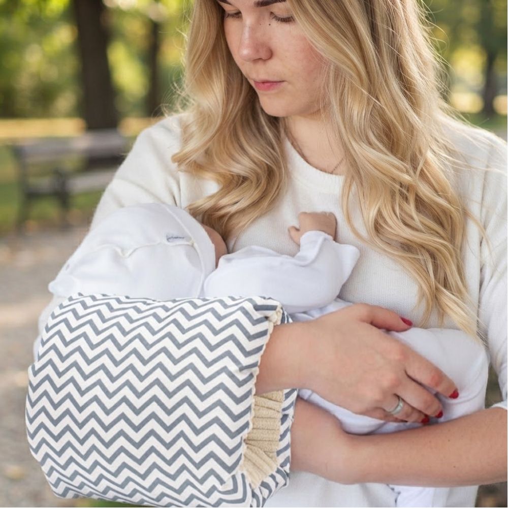 maman dans parc bebe reposer sur Coussin allaitement