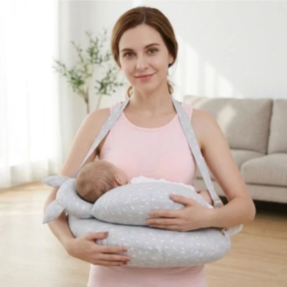 maman debout avec Coussin d'allaitement et bebe