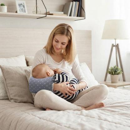 maman detendu caline bebe avec Coussin allaitement sur son lit.