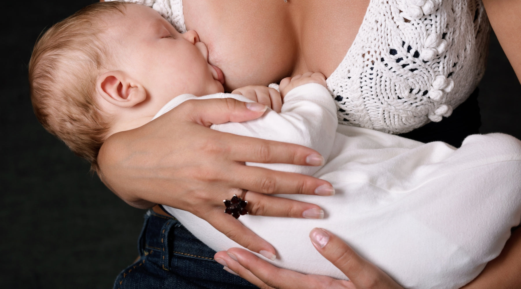 maman qui allaite son bebe