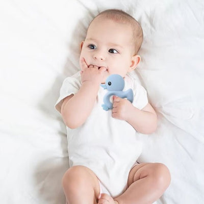 petit garcon avec Anneau de dentition a main 