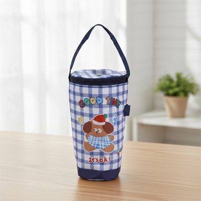 Porte biberon bleu poser sur table