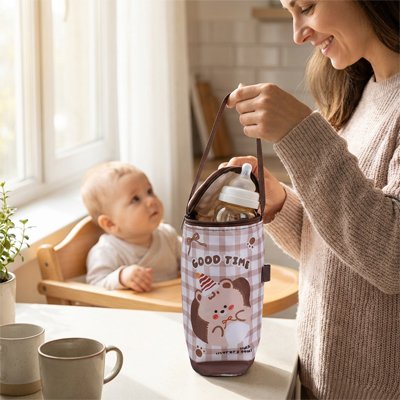 Porte biberon maman tient dans sa main