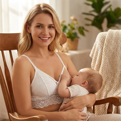 Soutien gorge allaitement maman assie dans son fauteuil avec bebe